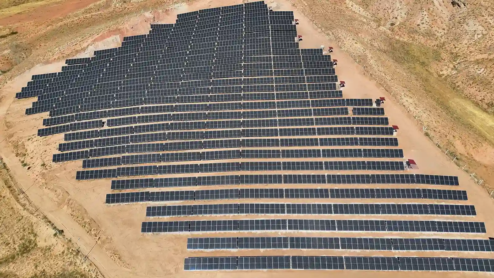 Şarkışla GES sahasında güneş panelleri